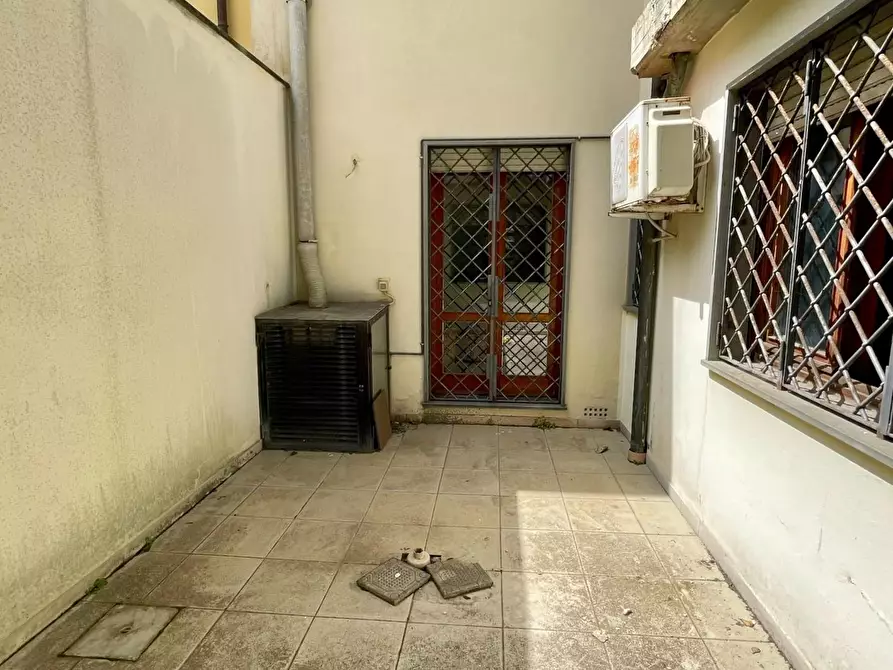 Immagine 28 di Negozio in vendita  a Viareggio