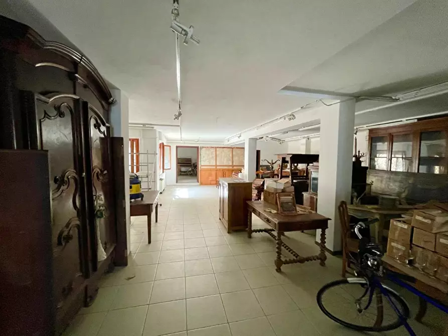 Immagine 30 di Negozio in vendita  a Viareggio