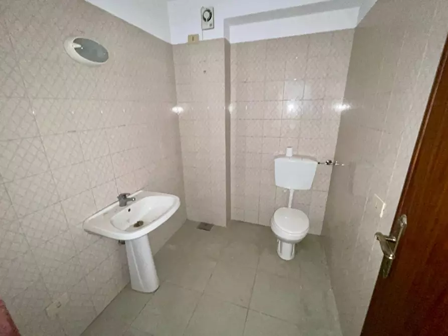 Immagine 23 di Negozio in vendita  a Viareggio