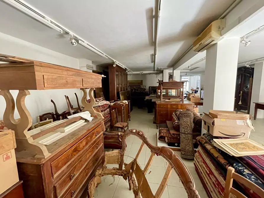 Immagine 22 di Negozio in vendita  a Viareggio