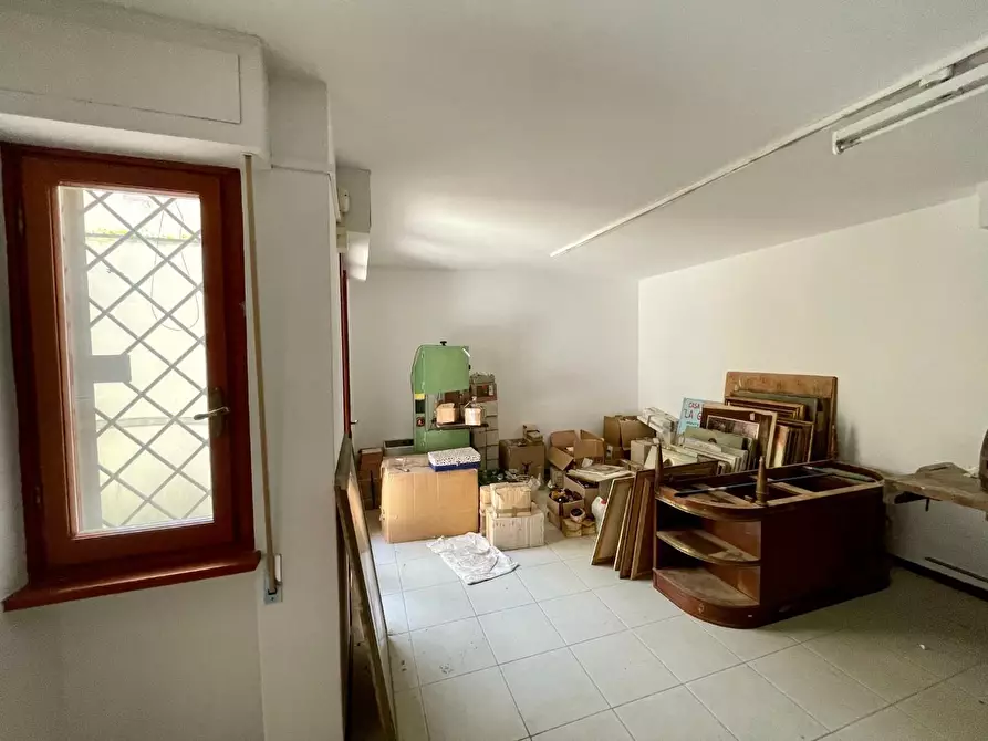 Immagine 8 di Negozio in vendita  a Viareggio