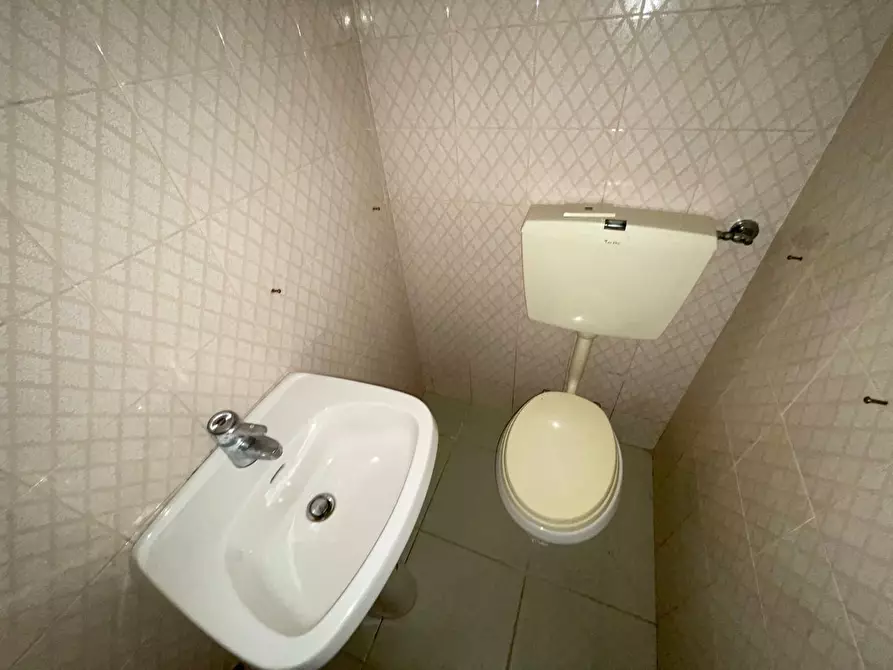 Immagine 12 di Negozio in vendita  a Viareggio