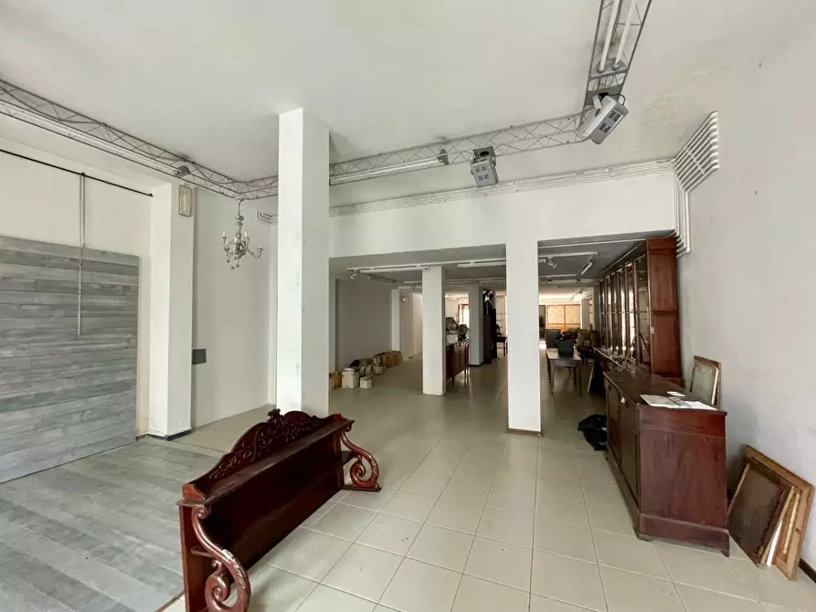 Immagine 32 di Negozio in vendita  a Viareggio