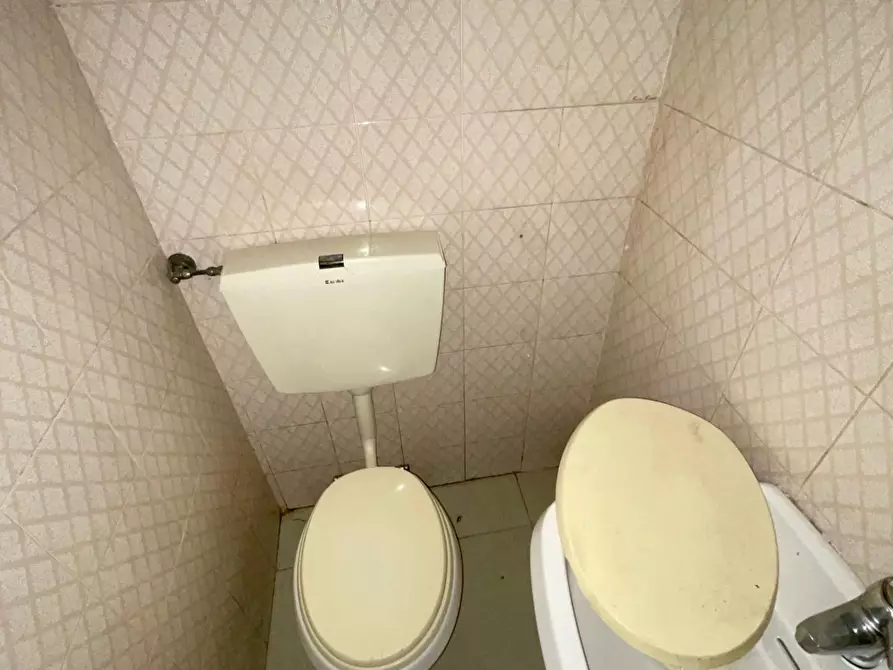 Immagine 27 di Negozio in vendita  a Viareggio