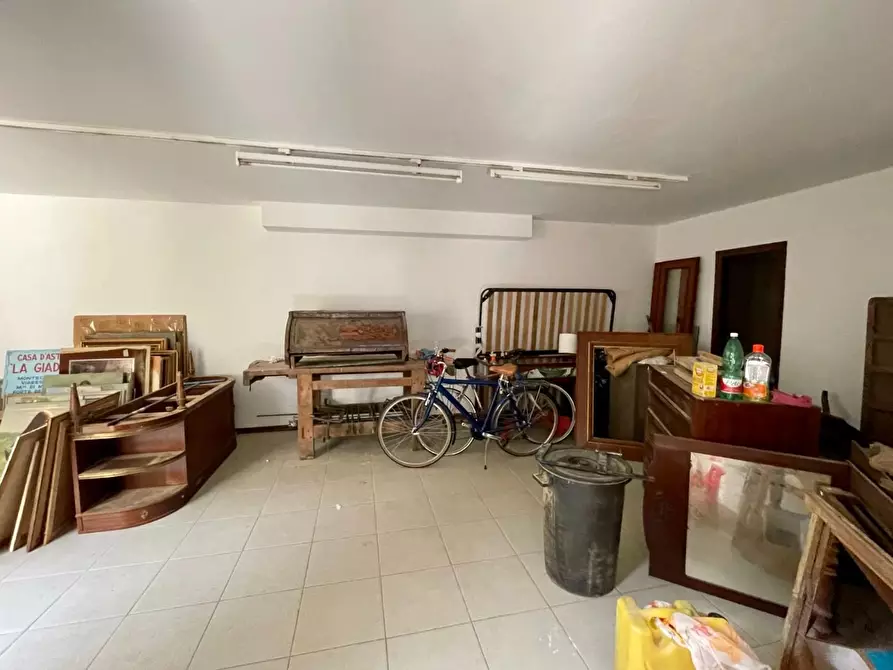 Immagine 4 di Negozio in vendita  a Viareggio