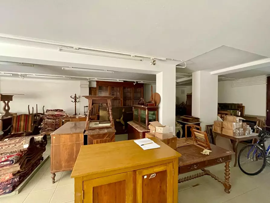 Immagine 3 di Negozio in vendita  a Viareggio