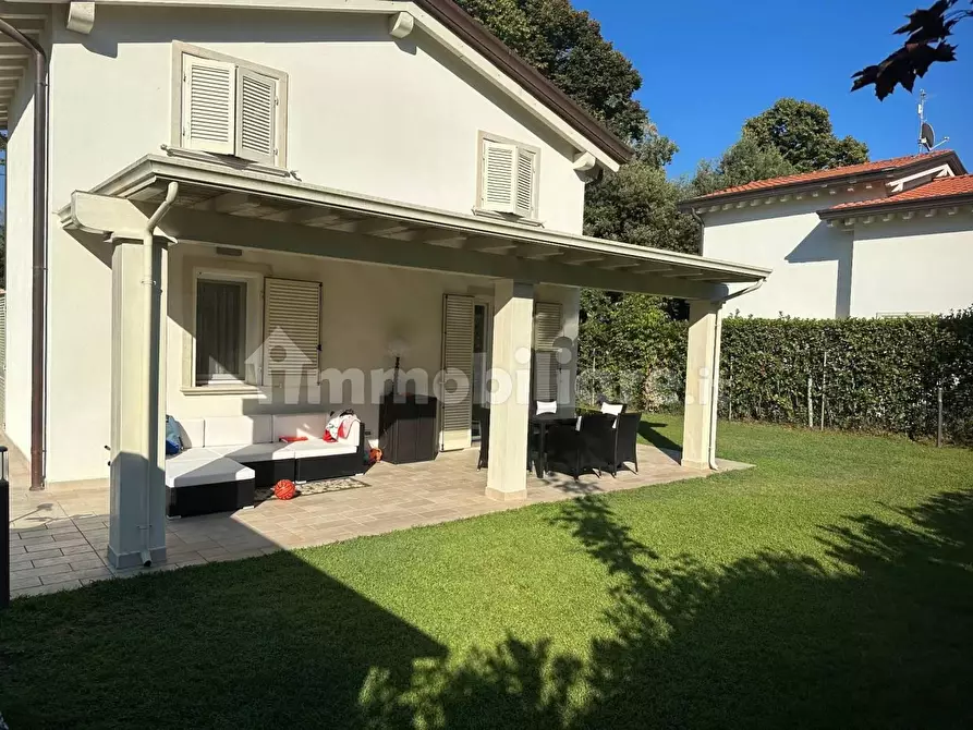 Immagine 2 di Villa in vendita  a Montignoso