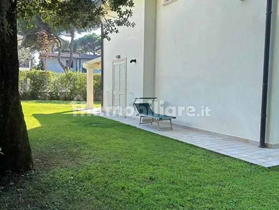 Immagine 5 di Villa in vendita  a Montignoso