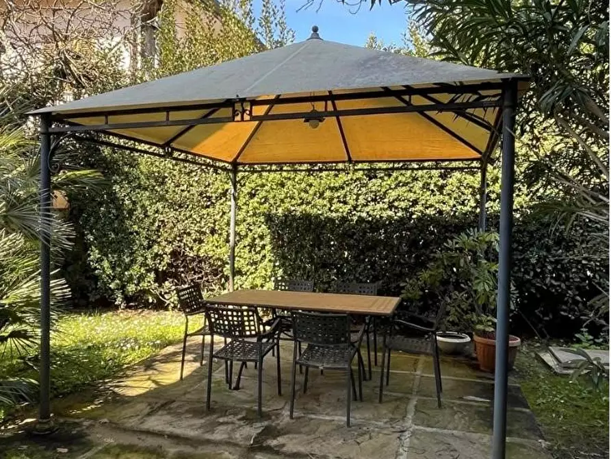 Immagine 22 di Casa indipendente in affitto  a Forte Dei Marmi