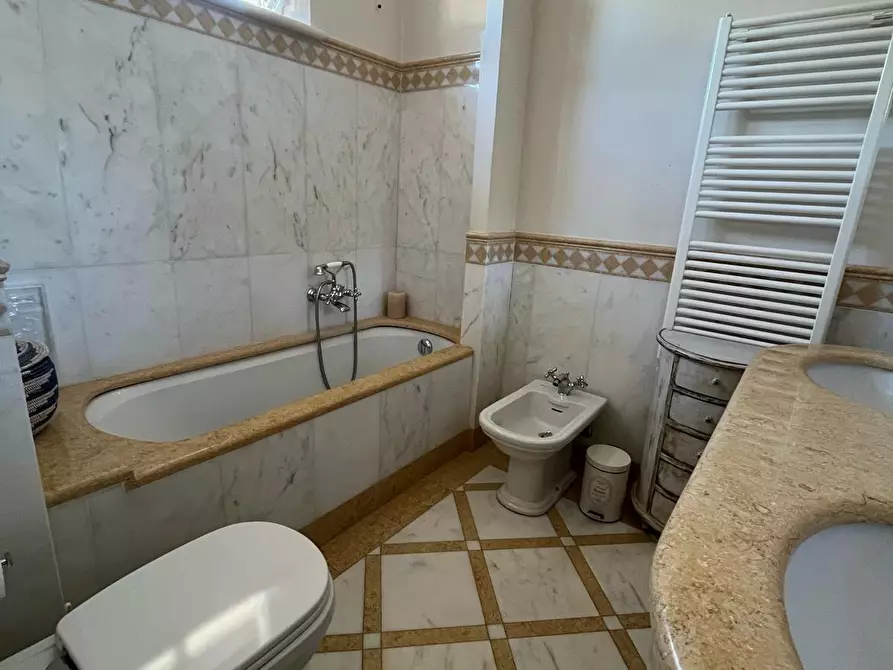 Immagine 18 di Casa indipendente in affitto  a Forte Dei Marmi