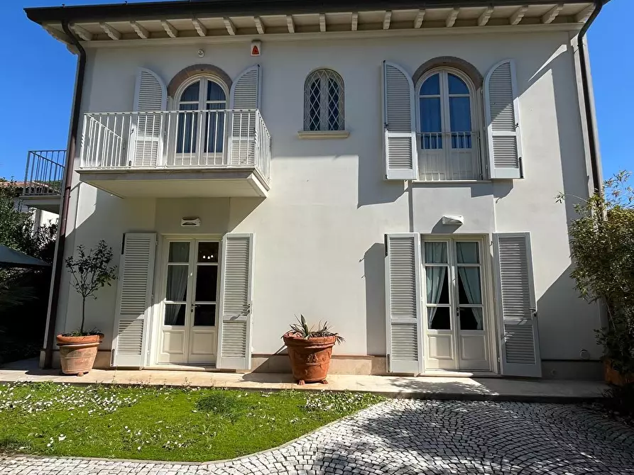 Immagine 1 di Casa indipendente in affitto  a Forte Dei Marmi