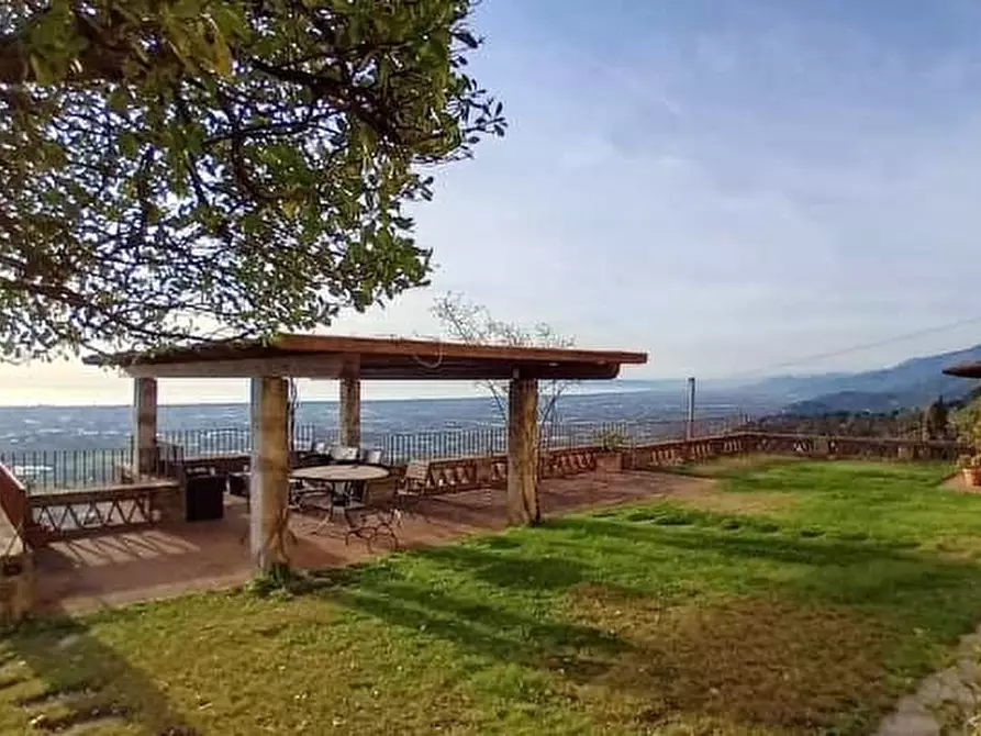 Immagine 2 di Villa in vendita  a Massarosa