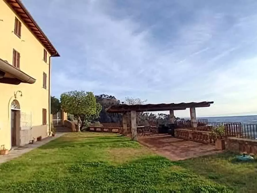 Immagine 5 di Villa in vendita  a Massarosa