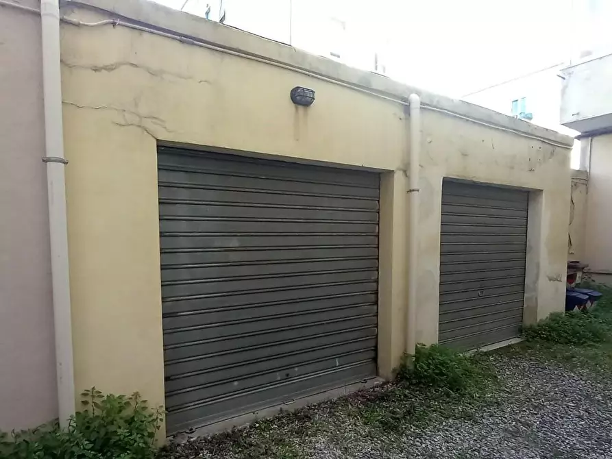 Immagine 1 di Garage in vendita  a Livorno