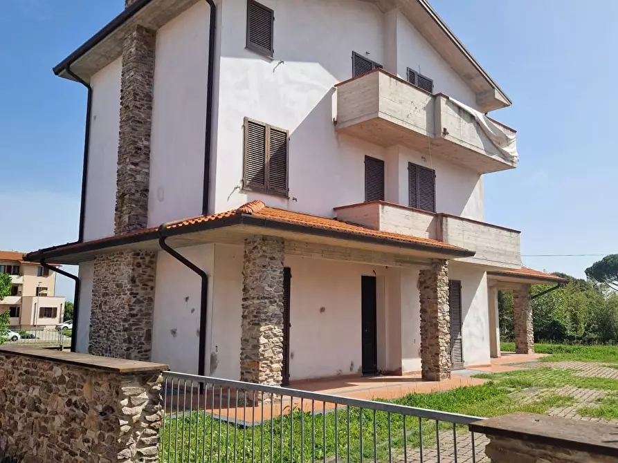 Immagine 1 di Villa in vendita  a Crespina Lorenzana