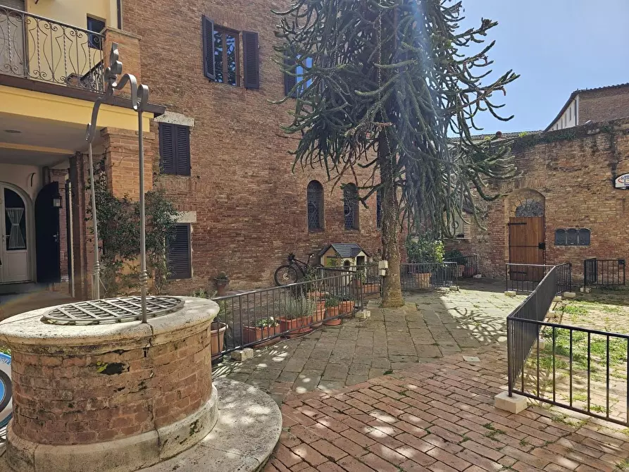Immagine 38 di Appartamento in vendita  a Siena