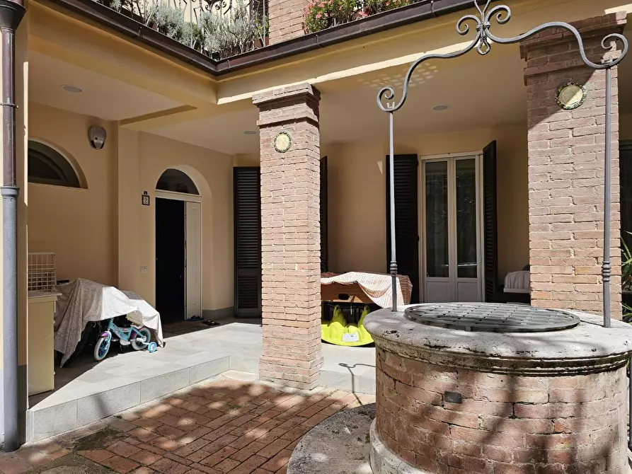 Immagine 39 di Appartamento in vendita  a Siena