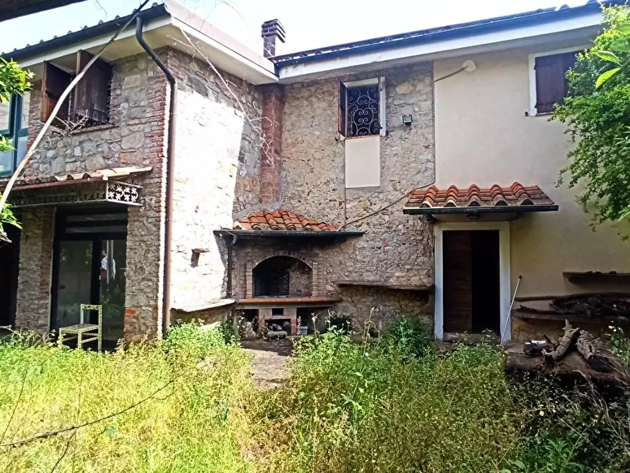Immagine 1 di Casa colonica in vendita  a Viareggio