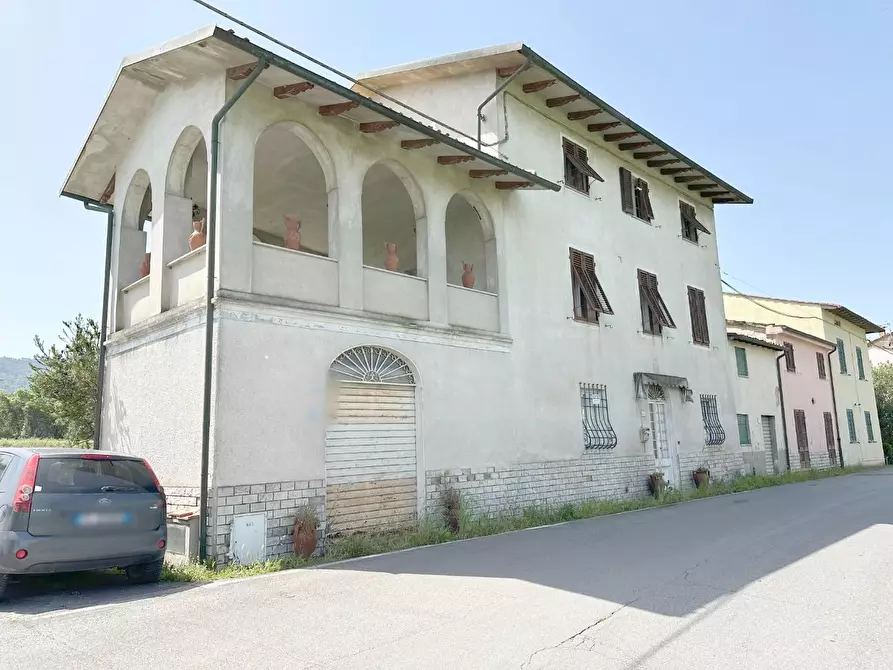 Immagine 1 di Casa semindipendente in vendita  a Lucca