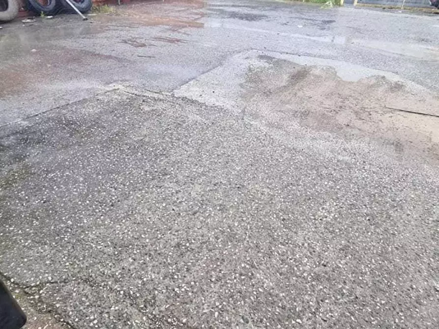 Immagine 9 di Attività artigianale in affitto  a Massa