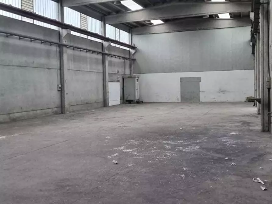 Immagine 5 di Attività artigianale in affitto  a Massa