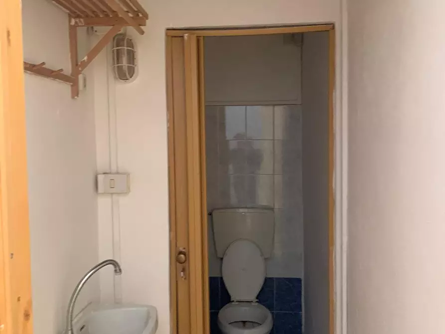 Immagine 8 di Negozio in affitto  a Livorno