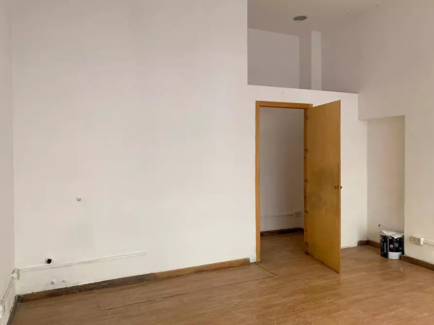 Immagine 4 di Negozio in affitto  a Livorno