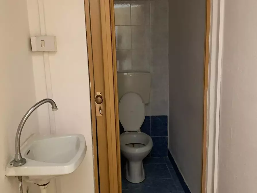 Immagine 7 di Negozio in affitto  a Livorno