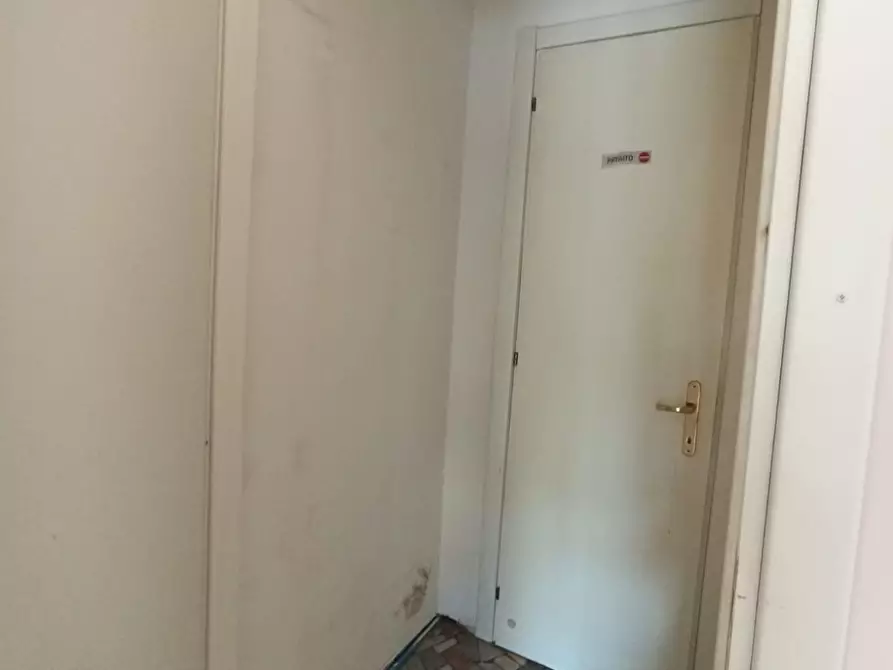 Immagine 6 di Locale commerciale in affitto  a Cascina