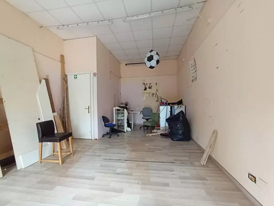 Immagine 2 di Locale commerciale in affitto  a Cascina