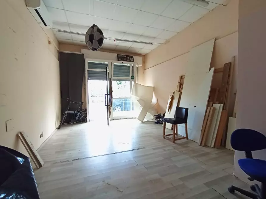 Immagine 1 di Locale commerciale in affitto  a Cascina