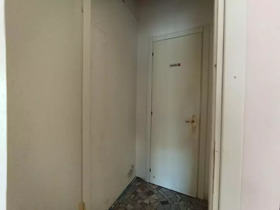 Immagine 5 di Locale commerciale in affitto  a Cascina