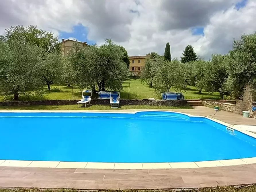 Immagine 1 di Casa colonica in vendita  a Siena