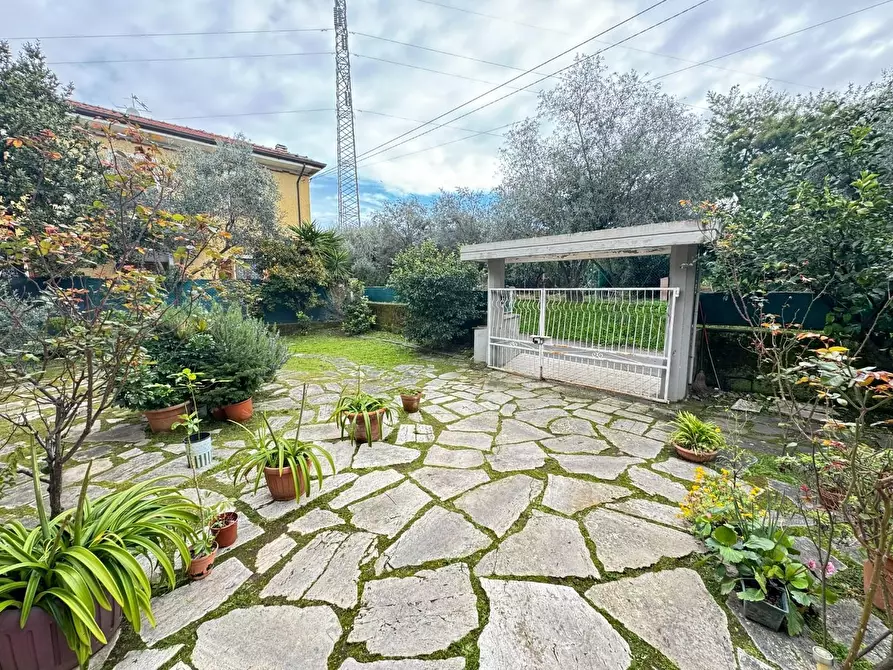 Immagine 2 di Casa indipendente in vendita  a Massa