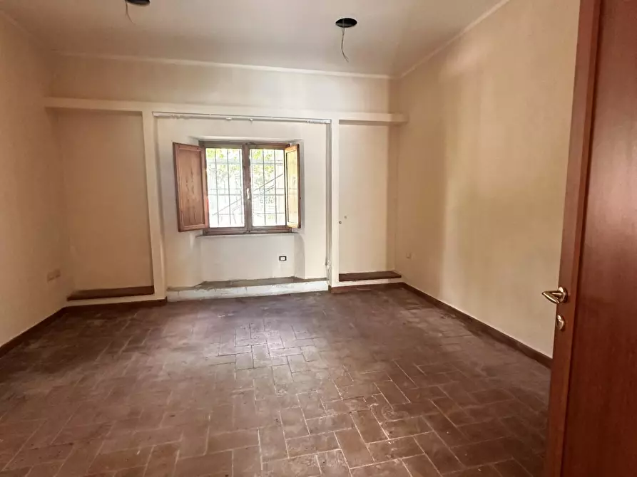 Immagine 2 di Negozio in affitto  a Collesalvetti