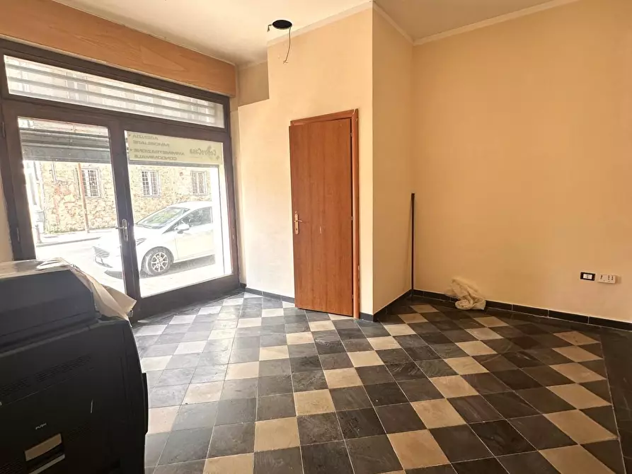 Immagine 8 di Negozio in affitto  a Collesalvetti