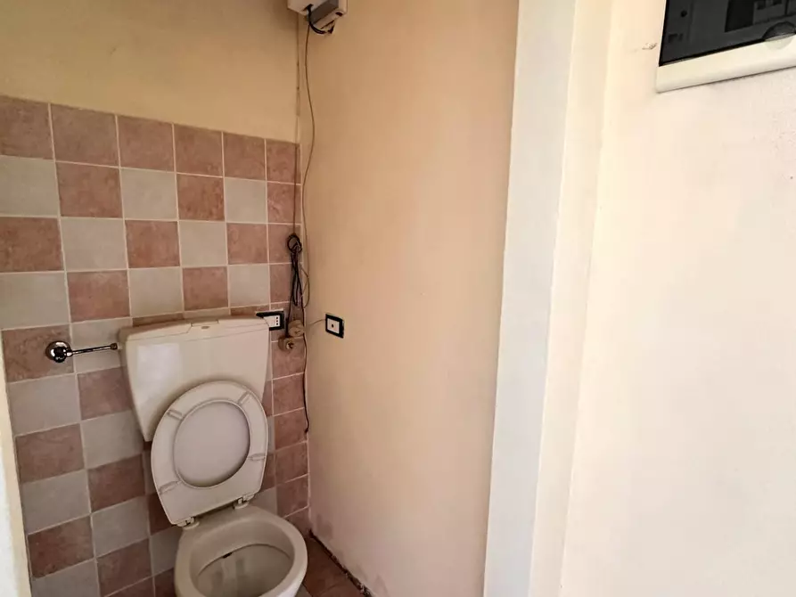 Immagine 9 di Negozio in affitto  a Collesalvetti