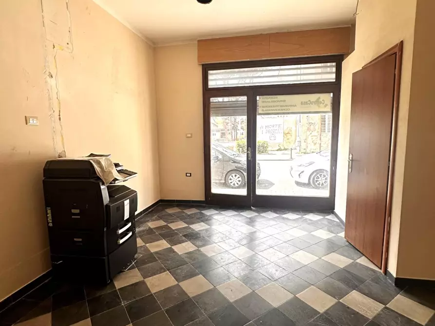 Immagine 6 di Negozio in affitto  a Collesalvetti