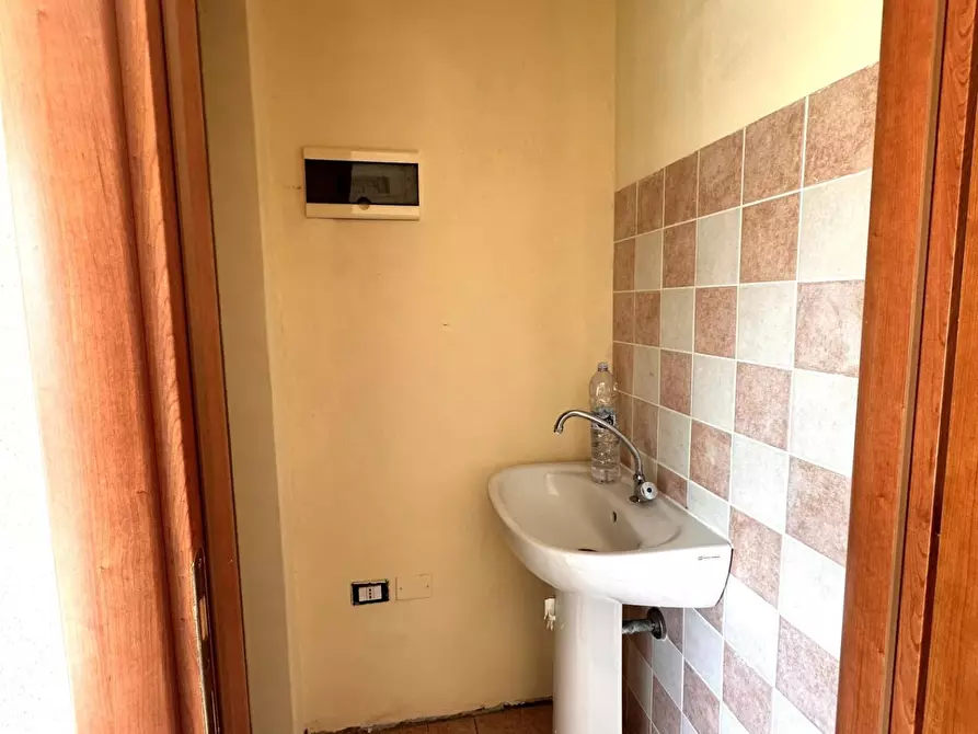 Immagine 10 di Negozio in affitto  a Collesalvetti