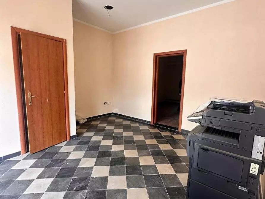 Immagine 11 di Negozio in affitto  a Collesalvetti