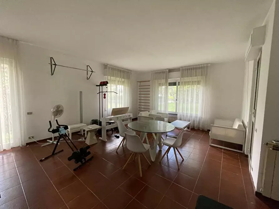 Immagine 11 di Villa in vendita  a Massa