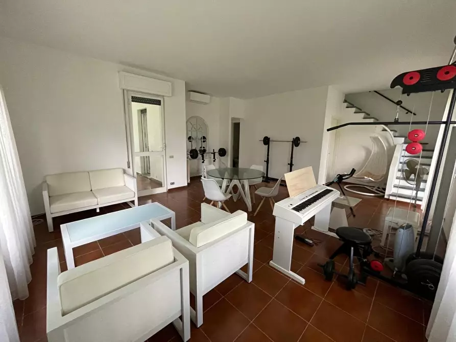 Immagine 9 di Villa in vendita  a Massa