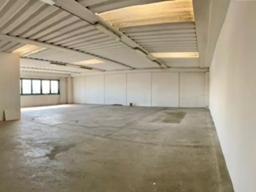 Immagine 3 di Ufficio in affitto  a Cascina