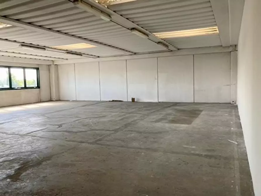 Immagine 2 di Ufficio in affitto  a Cascina