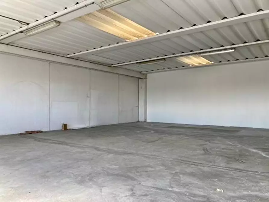 Immagine 5 di Ufficio in affitto  a Cascina