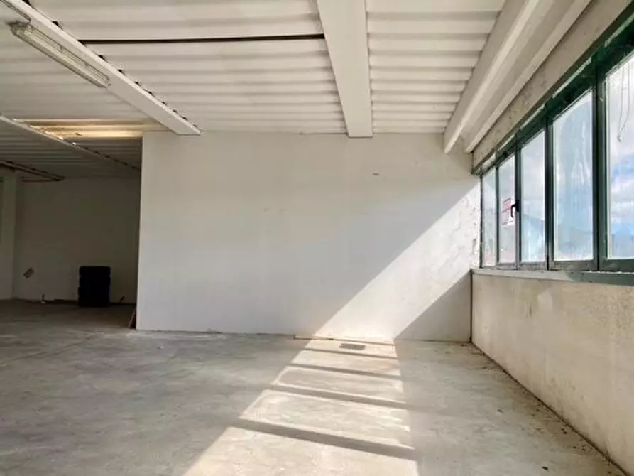 Immagine 6 di Ufficio in affitto  a Cascina