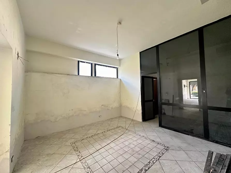 Immagine 11 di Negozio in affitto  a Lucca