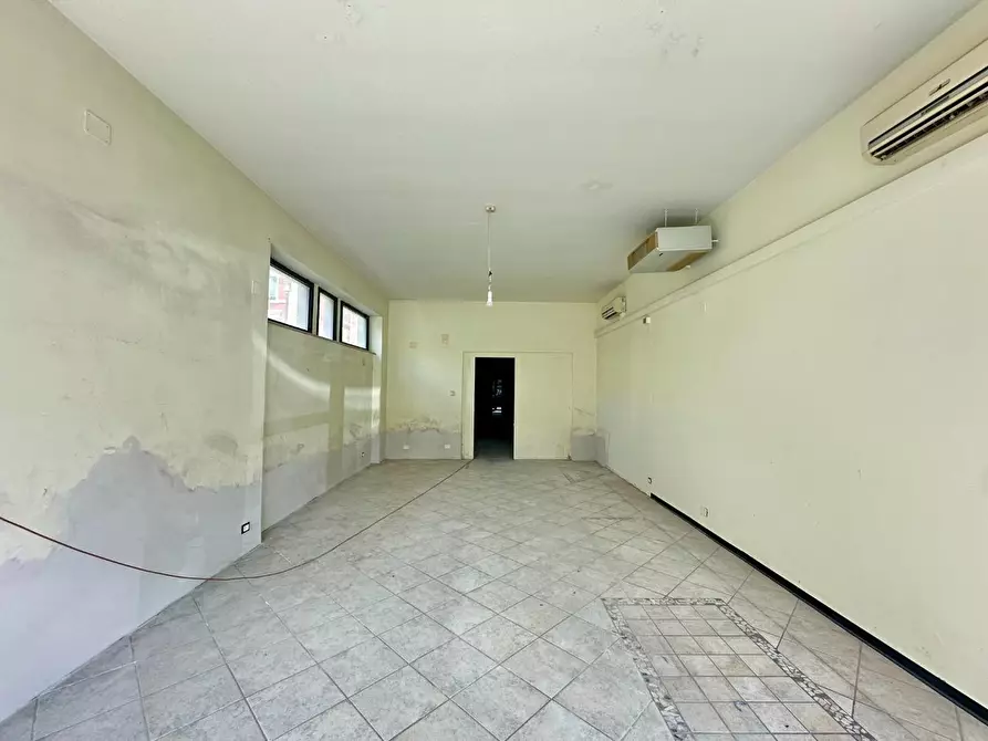 Immagine 3 di Negozio in affitto  a Lucca