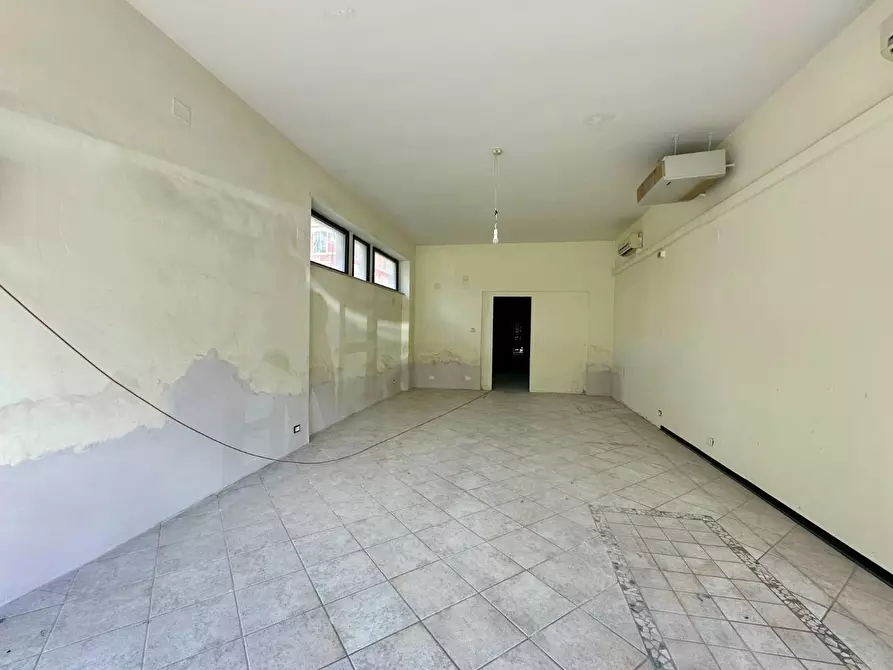 Immagine 2 di Negozio in affitto  a Lucca