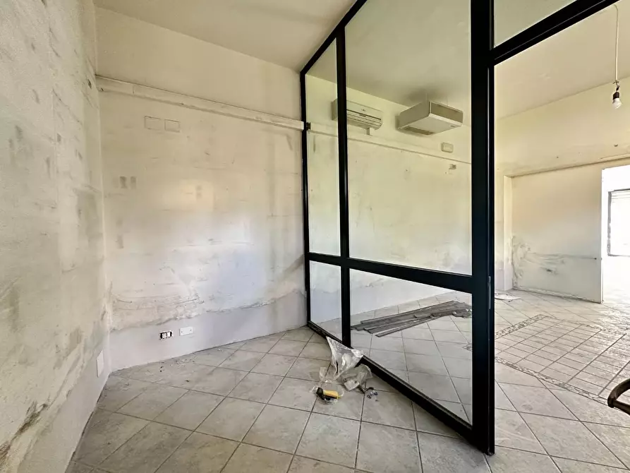 Immagine 14 di Negozio in affitto  a Lucca